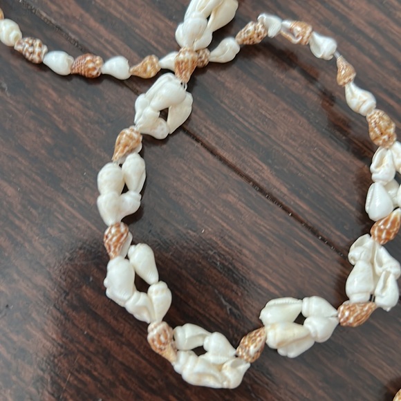 Long shell necklaces - Picture 2 of 4